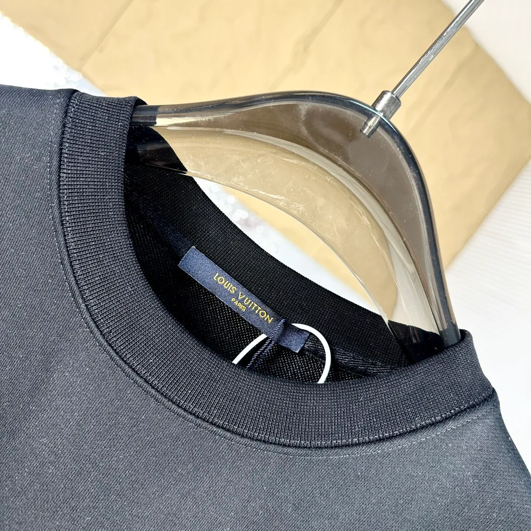 🅿️320 Brand: Louis Vuitton🤳𝗟𝗩 Fabric: ☑️Made of 440g double-strand pure cotton terry👕 Fabric: ☑️Thread with 1*1 double yarn thread. 🔜Comes with dyeing in the same tank. Craftsmanship: ☑️The embroidery uses 3D three-dimensional embroidery technology, 🇧🇫The original computer scan and print is restored 1:1. The pattern is clear and the needle count is dense. It is a rare high-end product on the market! 🇲🇩All three standards are complete! Size: ☑️S 〰️M 〰️L 〰️XL 〰️XXL